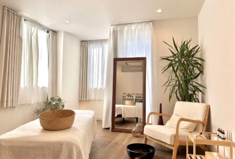 THE WELLNESS HIROOの施術ルーム。自然光が入る、落ち着いた完全個室