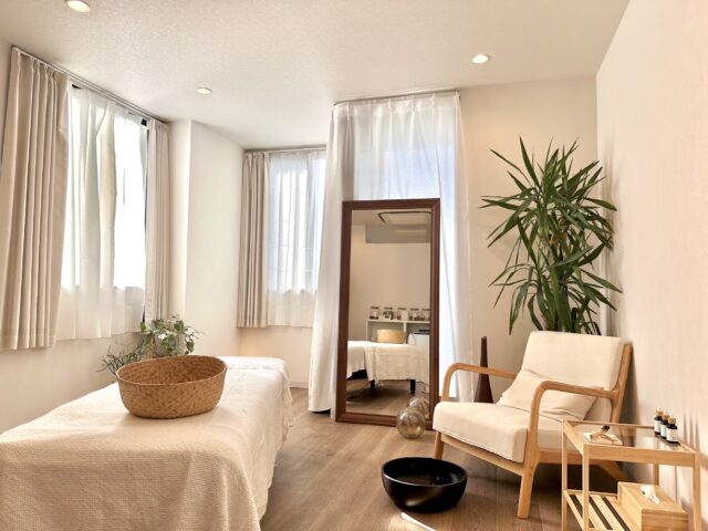THE WELLNESS HIROOの施術ルーム。自然光が入る、落ち着いた完全個室