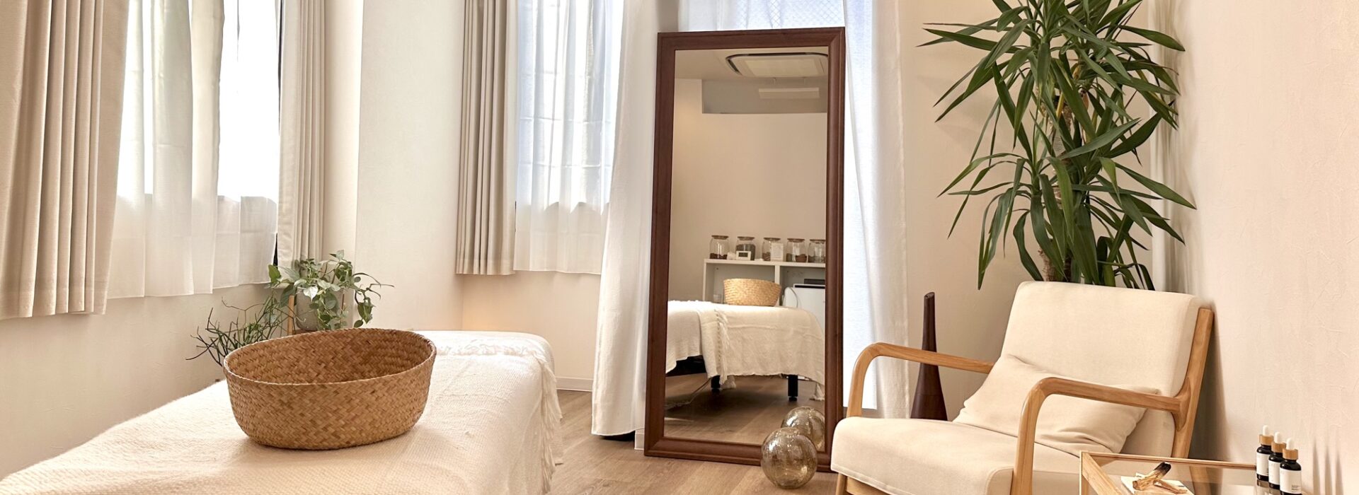THE WELLNESS HIROOの施術ルーム。自然光が入る、落ち着いた完全個室
